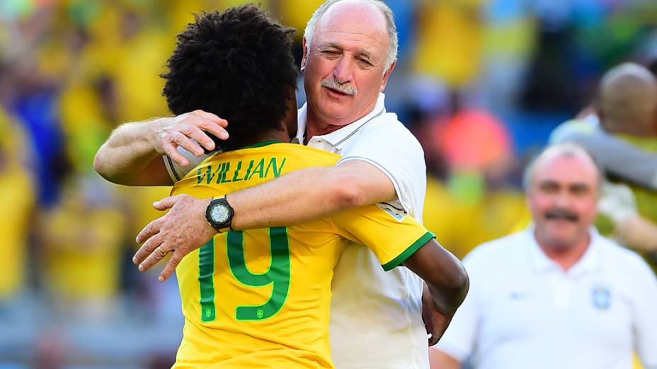 Felipão abraça Willian após a vitória do Brasil sobre o Chile