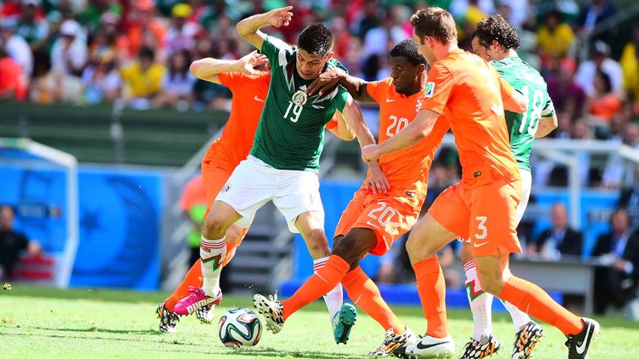 Lance no jogo entre Holanda e México no Castelão, em Fortaleza