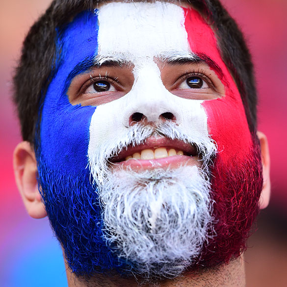 Torcedor da França aguarda o início do jogo contra a Nigéria