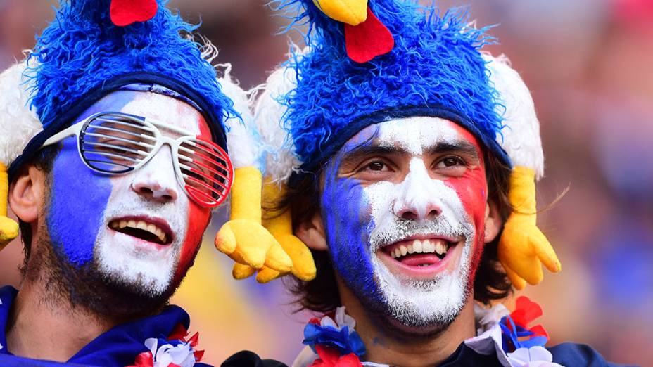 Torcedores da França aguardam o início do jogo contra a Nigéria