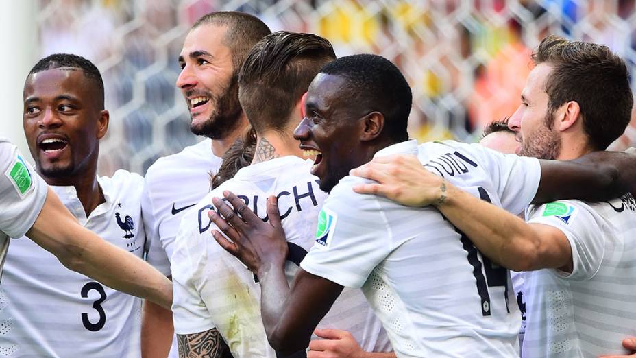 Jogadores da França comemoram vitória sobre a Nigéria no Mané Garrincha, em Brasília