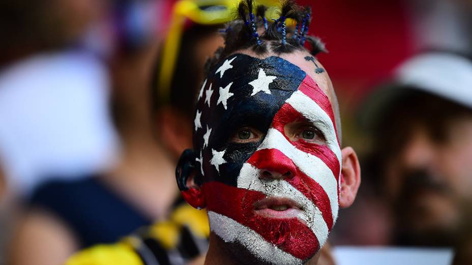 Torcedor dos Estados Unidos antes do jogo contra a Bélgica na Arena Fonte Nova, em Salvador