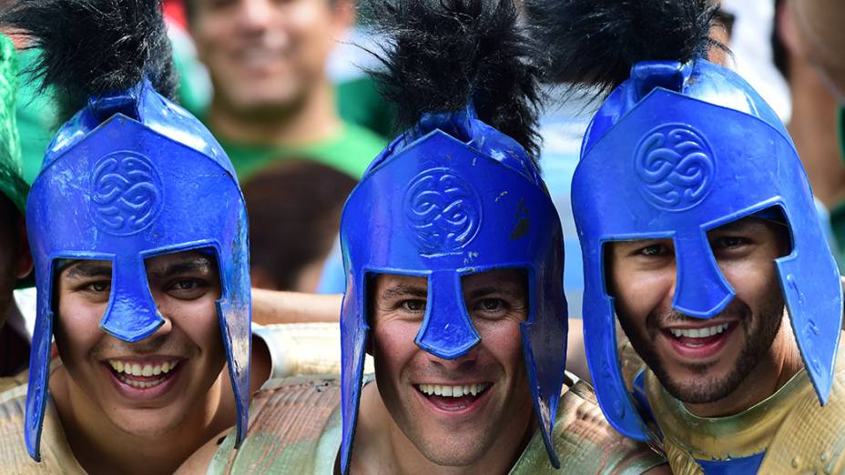 Torcedores da Itália durante o jogo contra a Costa Rica na Arena Pernambuco, em Recife