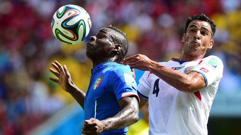 Balotelli, da Itália, disputa a bola com Umaña, da Costa Rica, na Arena Pernambuco em Recife