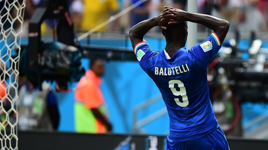 Mario Balotelli, da Itália, lamenta gol perdido no jogo contra a Costa Rica na Arena Pernambuco, em Recife