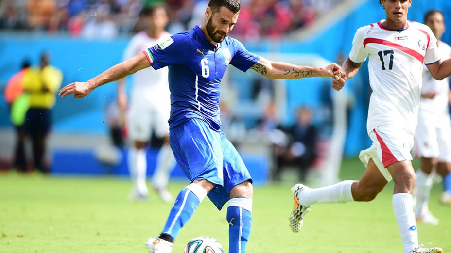 O italiano Candreva chuta a bola no jogo contra a Costa Rica na Arena Pernambuco, em Recife