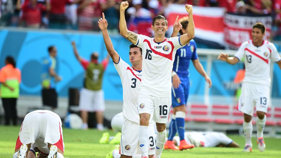 Jogadores da Costa Rica comemoram a classificação para as oitavas de final da Copa do Mundo