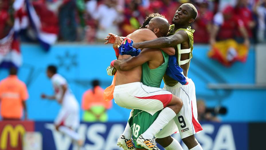 Jogadores da Costa Rica comemoram a classificação para as oitavas de final da Copa do Mundo