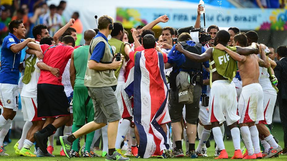Jogadores da Costa Rica comemoram a classificação para as oitavas de final da Copa do Mundo