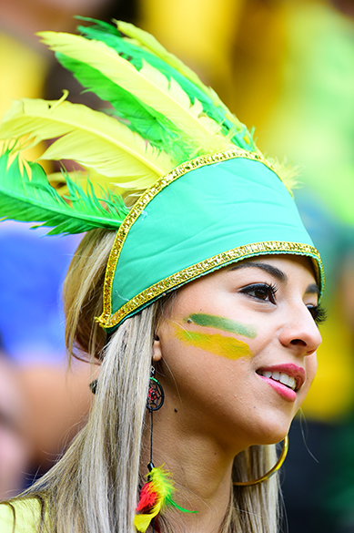 Torcedora brasileira durante o jogo contra Camarões no Mané Garrincha, em Brasília