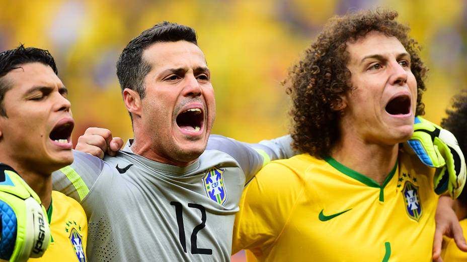 Jogadores do Brasil cantam o Hino Nacional antes do jogo contra Camarões no Mané Garrincha, em Brasília