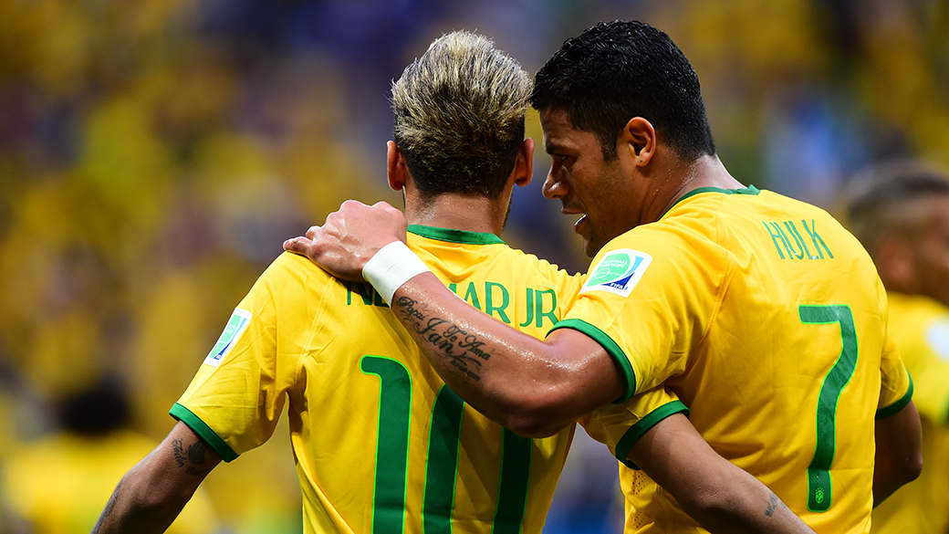 Neymar e Hulk comemoram gol contra Camarões no Mané Garrincha, em Brasília
