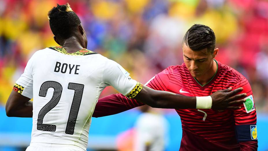 Jogador de Gana consola Cristiano Ronaldo no final da partida, em Brasília