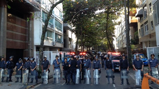 Batalhão de Choque da PM se posiciona na rua onde mora o governador Sérgio Cabral, à espera de novo protesto nesta quarta (17/7)