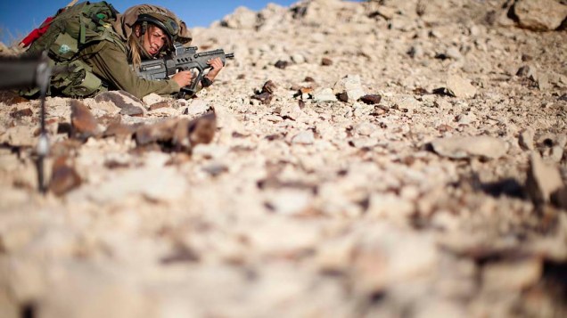 Soldados israelenses do batalhão Karakal se exercitam no deserto de Negev, na fronteira entre Israel e Egito