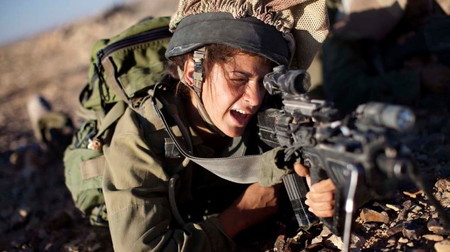 Soldado israelense do batalhão Karakal se exercita no deserto de Negev, na fronteira entre Israel e Egito