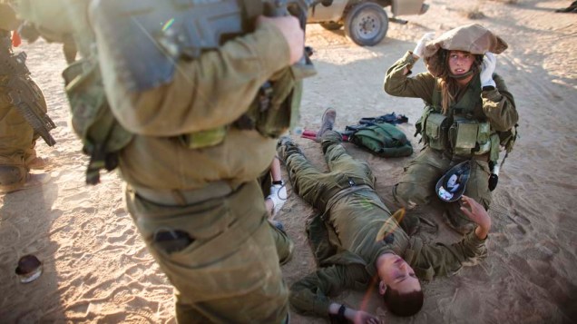 Soldados israelenses do batalhão Karakal se exercitam no deserto de Negev, na fronteira entre Israel e Egito