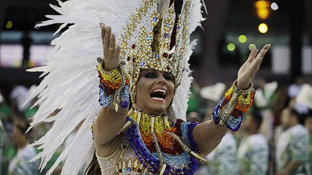 A rainha de bateria da escola Mancha Verde, Viviane Araujo, durante desfile das escolas de samba do Carnaval de São Paulo