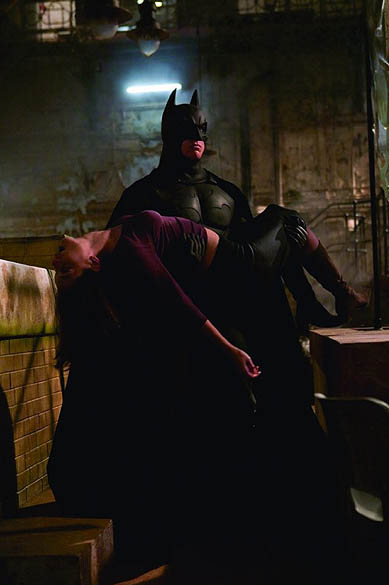 Christian Bale e Katie Holmes em Batman Begins