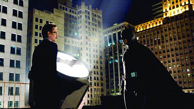 Gary Oldman como Comissário Gordon e Christian Bale como Batman em 'Batman Begins'