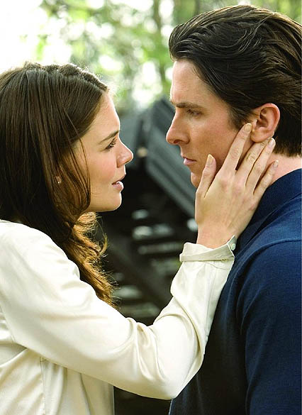 Katie Holmes e Christian Bale em Batman Begins