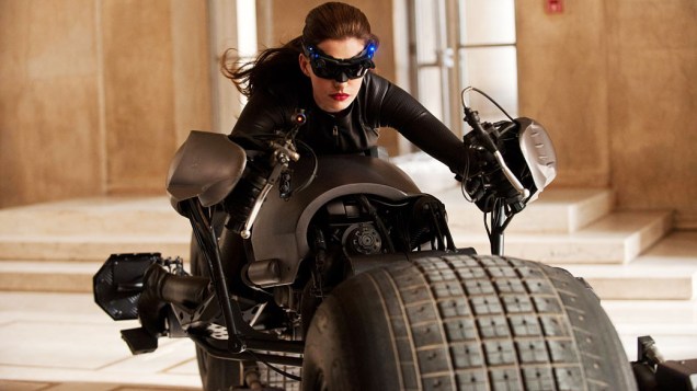 Anne Hathaway interpreta a Mulher-Gato em "Batman: O Cavaleiro das Trevas Ressurge"