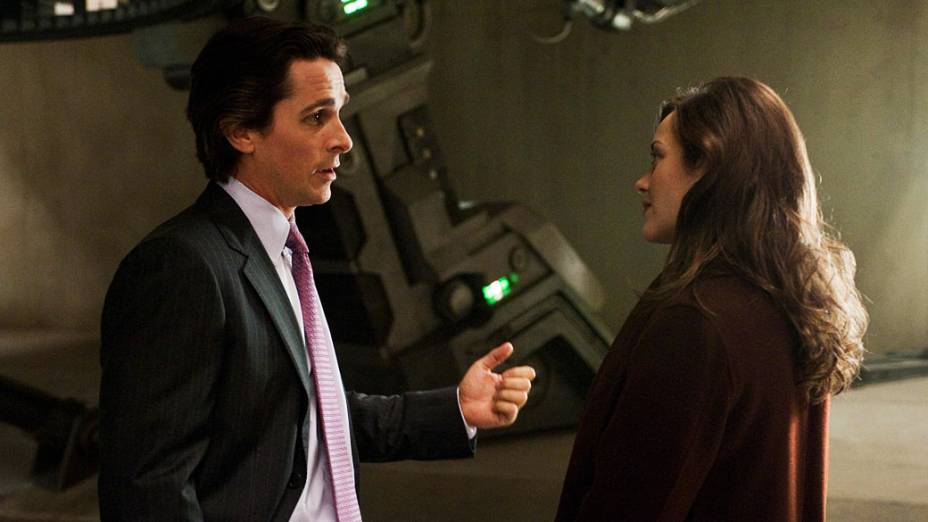 Christian Bale (Bruce Wayne) e Marion Cotillard (Miranda Tate), em cena do filme "Batman: O Cavaleiro das Trevas Ressurge"