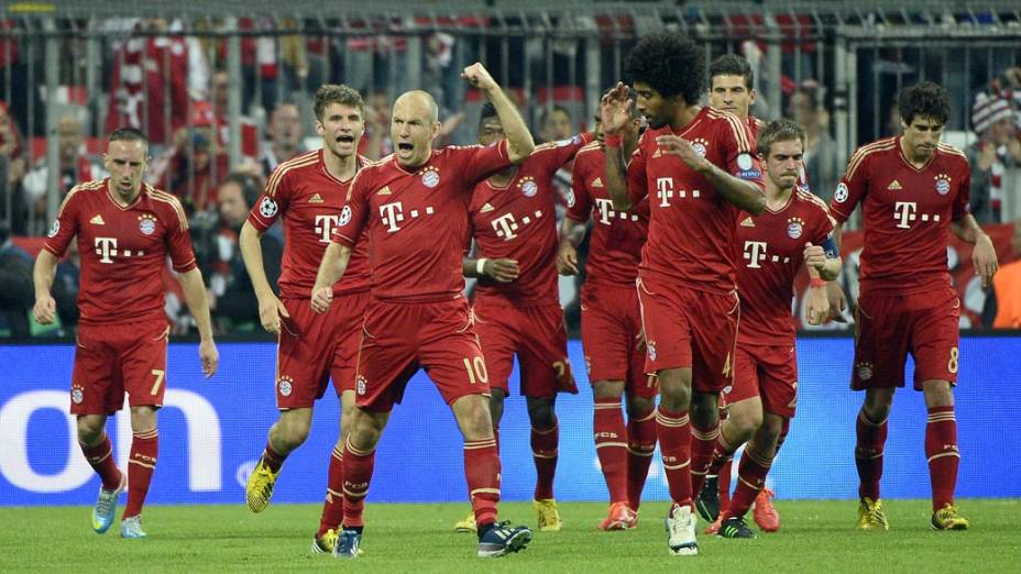 Jogadores do Bayern de Munique comemoram primeiro gol contra o Barcelona