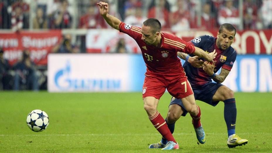 Disputa de bola entre Bayern de Munique e Barcelona, na semi-final da Liga dos Campeões