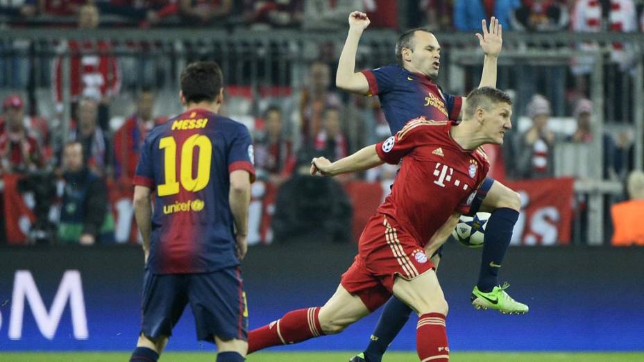 Disputa de bola entre jogadores do Bayern de Munique e Barcelona, na semi-final da Liga dos Campeões