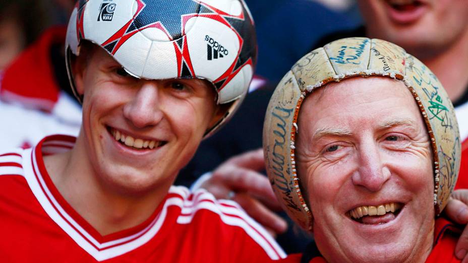 Torcedores da Bayern Munique com chapéu de bola, antes da final da Champions League contra o Borussia Dortmund no Estádio de Wembley, em Londres