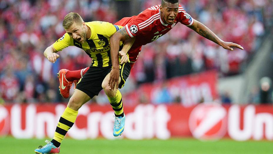 O meia Jakub Błaszczykowski do Borussia Dortmund numa dividida contra Jerome Boateng do Bayern de Munique, durante final da Liga dos Campeões, no estádio de Wembley, em Londres