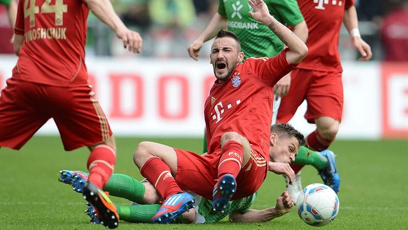 Diego Contento do Bayern, sofre entrada de Markus Rosenberg (abaixo), do Werder Bremen