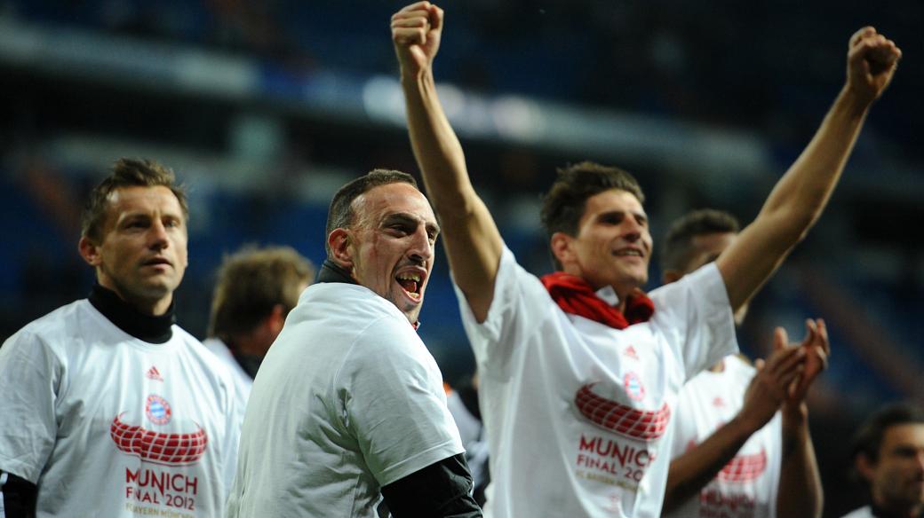 Olic, Ribéry e Mario Gomez comemoram a classificação à final da Liga dos Campeões de 2012 vestindo camisetas comemorativas com o desenho do estádio Allianz Arena, em Munique