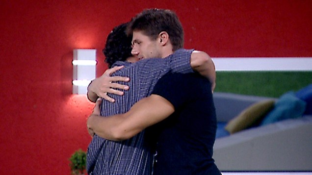 Fael e Jonas se abraçam antes da última eliminação do BBB12, em 27/03/2012