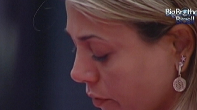 Fabiana chora sozinha na cozinha do BBB12, em 28/03/2012