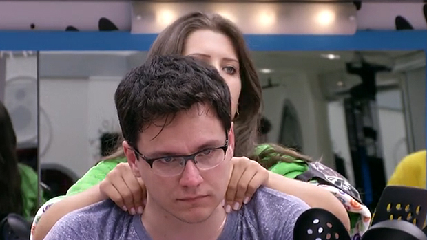  <br><br>  Andressa faz massagem em Ivan após o professor deixar a prova