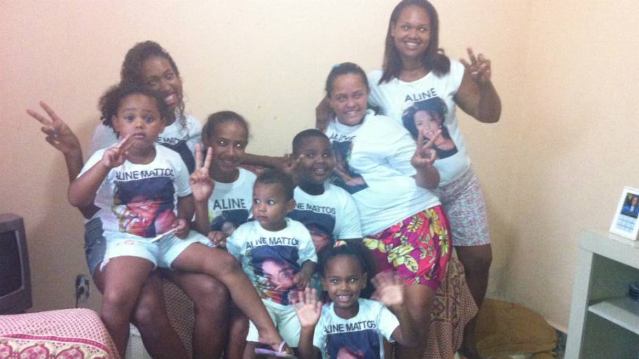 A família de Aline reunida com camisas para torcer pela sister no BBB 13