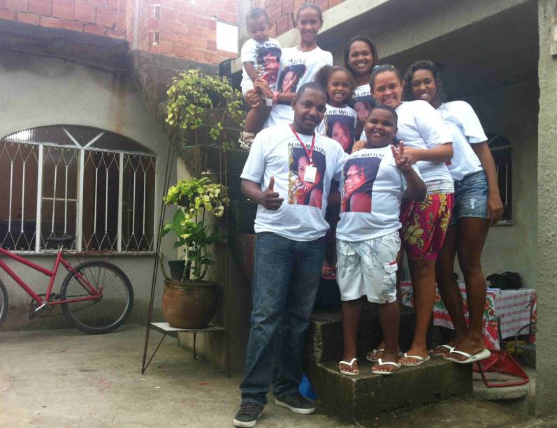 A família de Aline reunida com camisas para torcer pela sister no BBB 13: sobrinhos no quarto da recepcionista