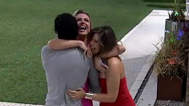 Fernanda, Andressa e Nasser comemoram a chegada à final