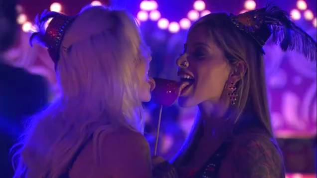 Clara e Vanessa sensualizam com maçã do amor em festa do BBB14