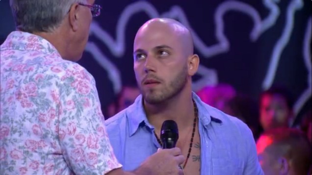 Primeiro eliminado do BBB14, o carioca João conversa com Bial fora da casa Primeiro eliminado do BBB14, o carioca João conversa com Bial fora da casa