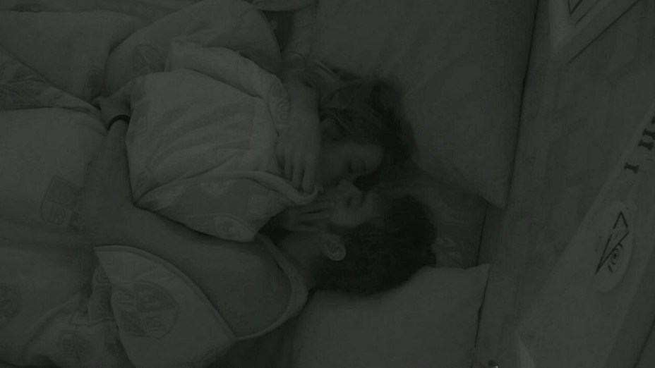 BBB14: Júnior e Letícia sob o edredom