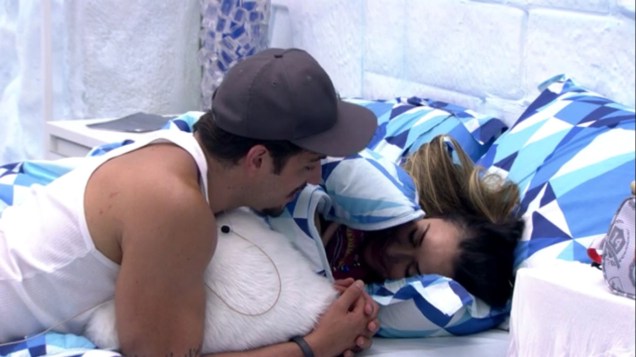 Letícia e Junior conversam na cama depois da primeira noite romântica do casal