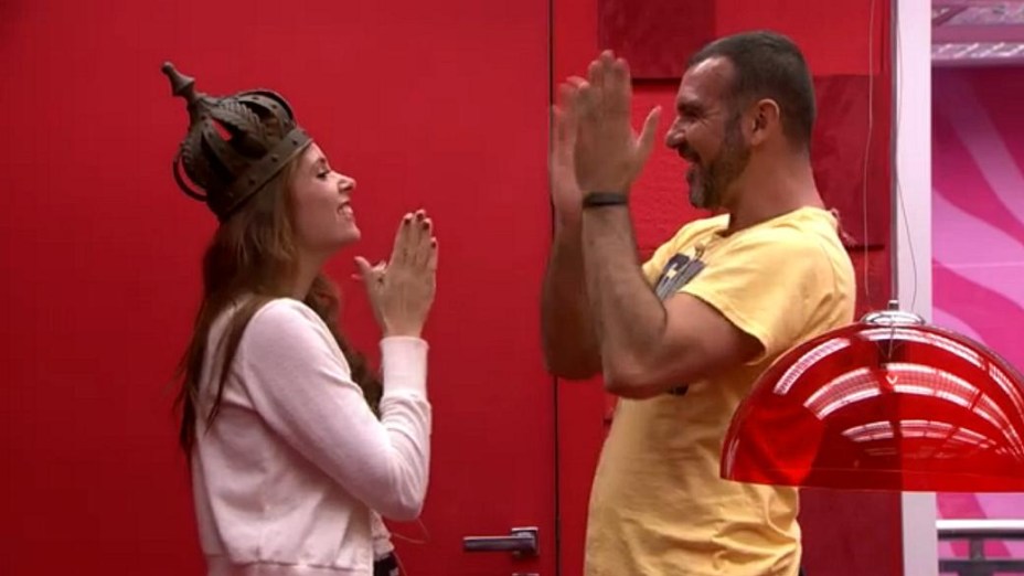 BBB14: Marcela é a primeira líder, coroada por Vagner