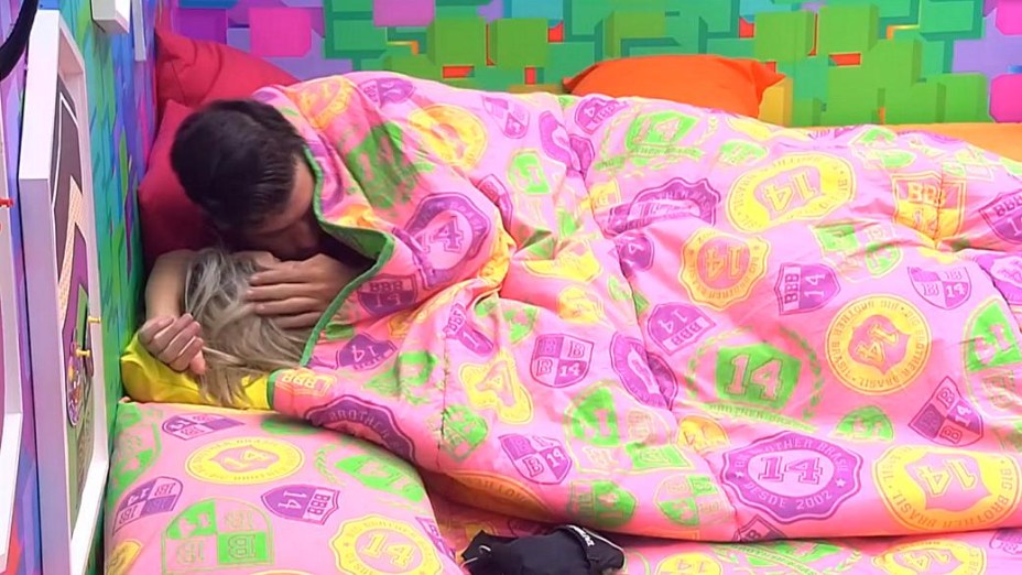 BBB14: Roni e Tatiele sob o edredom