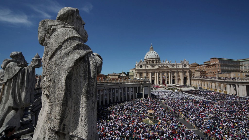 Visão geral da Praça de São Pedro, no Vaticano, durante a cerimônia de beatificação de João Paulo II