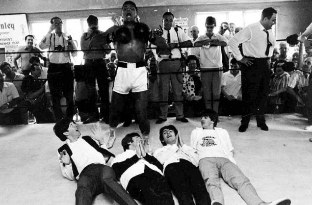 Paul McCartney, John Lennon, George Harrison e Ringo Starr fingem ser nocauteados pelo pugilista americano Muhammad Ali, em visita a centro de treinamento na Flórida (EUA), em 1964.