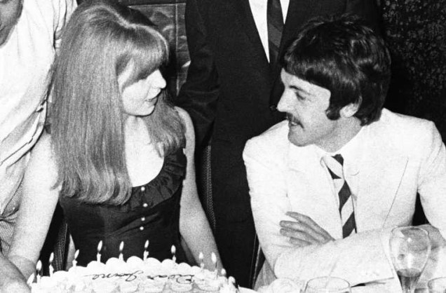 Paul McCartney e a atriz inglesa Jane Asher ficaram noivos, em 1967.