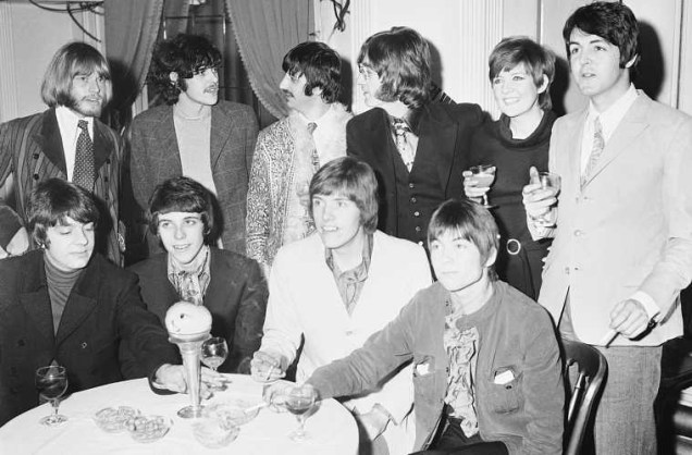 Abaixo, os integrantes da banda Grapefruit, que foi divulgada pelos Beatles, em 1968. Acima (à esq.): Brian Jones, dos Rolling Stones; o cantor escocês Donovan; os beatles Ringo Starr e John Lennon; a cantora Cilla Black e, à direita, Paul McCartney.
